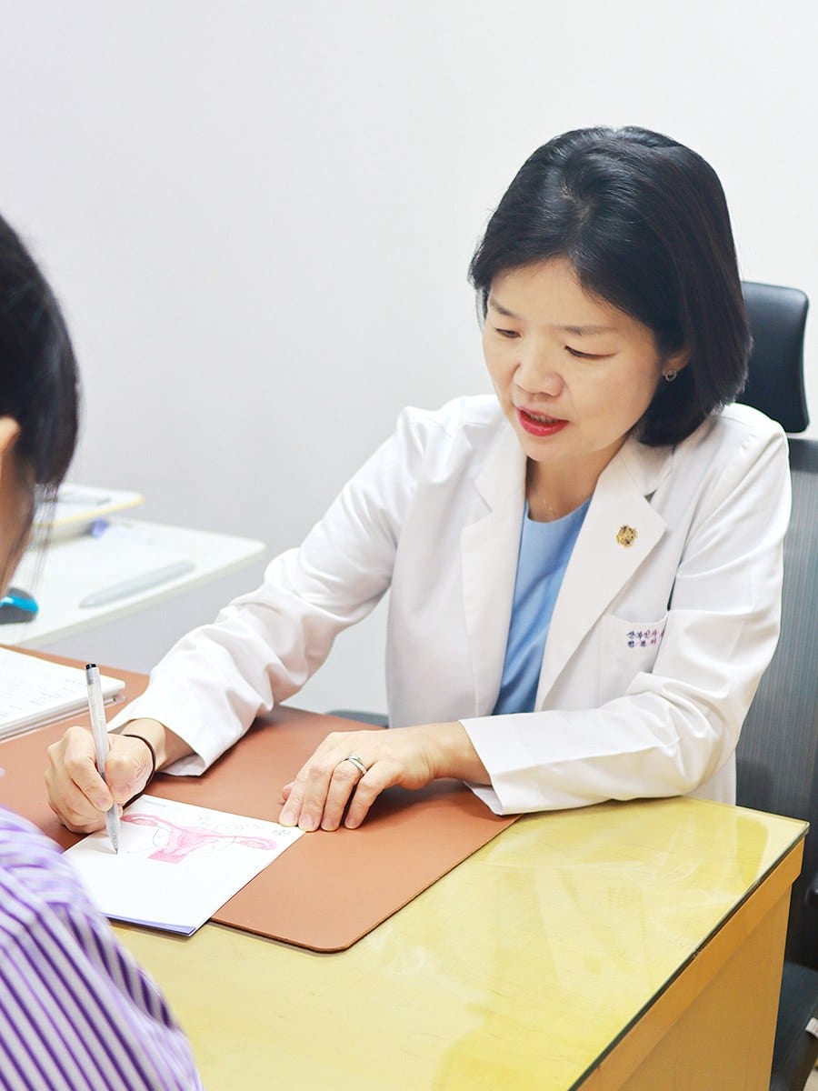 검사 결과를 함께 보며 접종 여부를 상의하는 이상은 원장 진료실